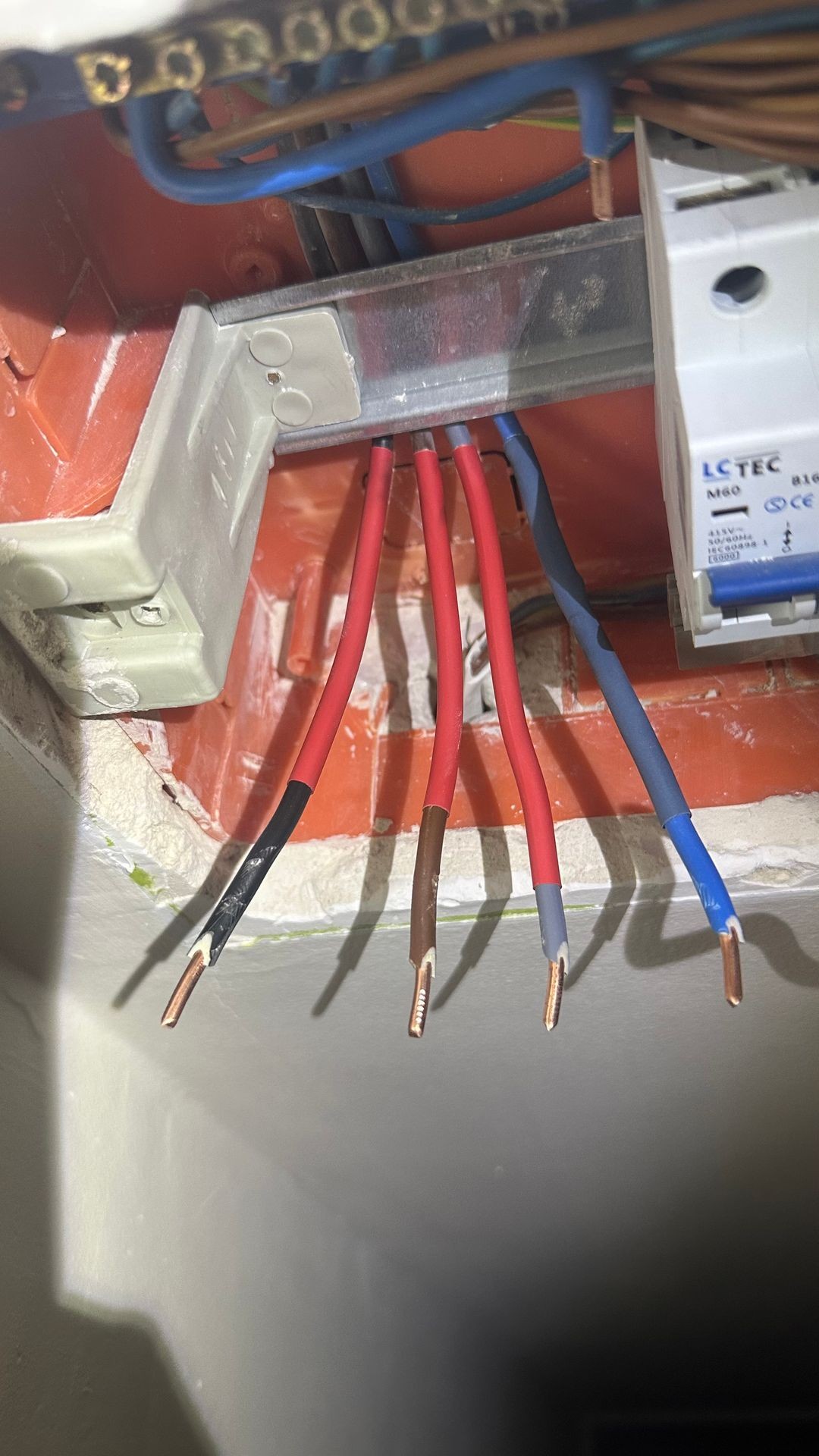 Przewiercone przewody w ścianie