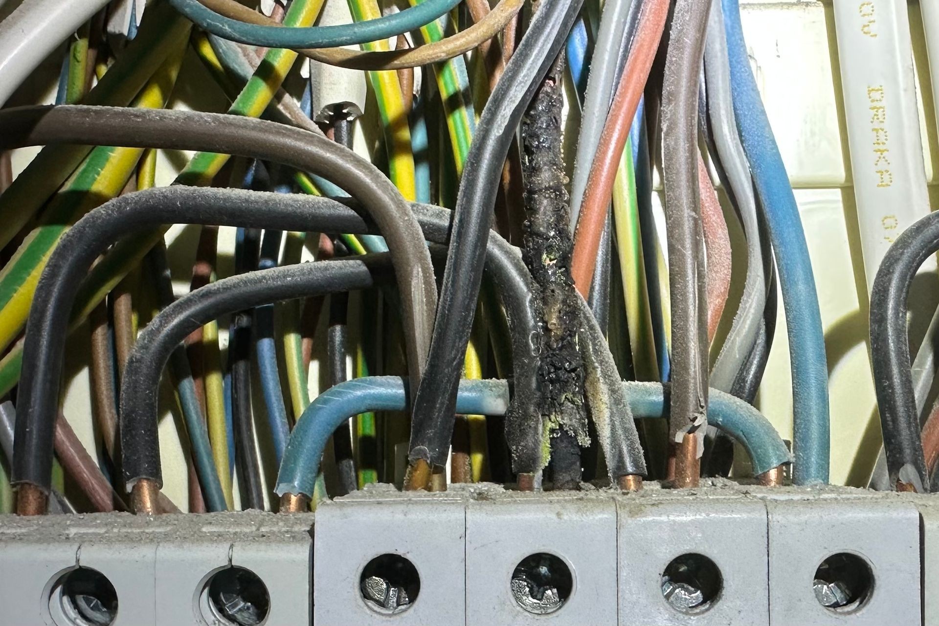 spalone przewody elektryczne